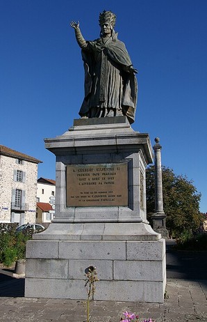 statue