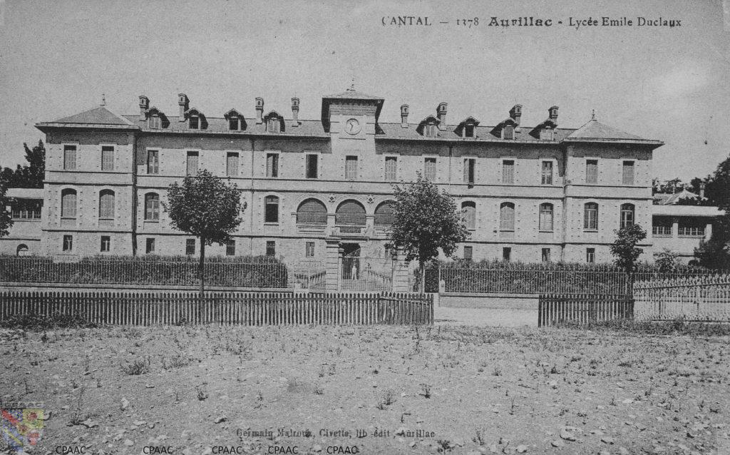 AURILLAC - Ecole Normale de garçons et le château de St Etienne